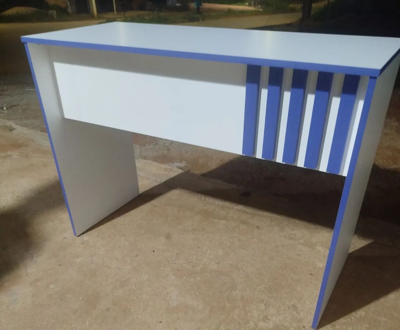 Mesas com detalhes ripado 