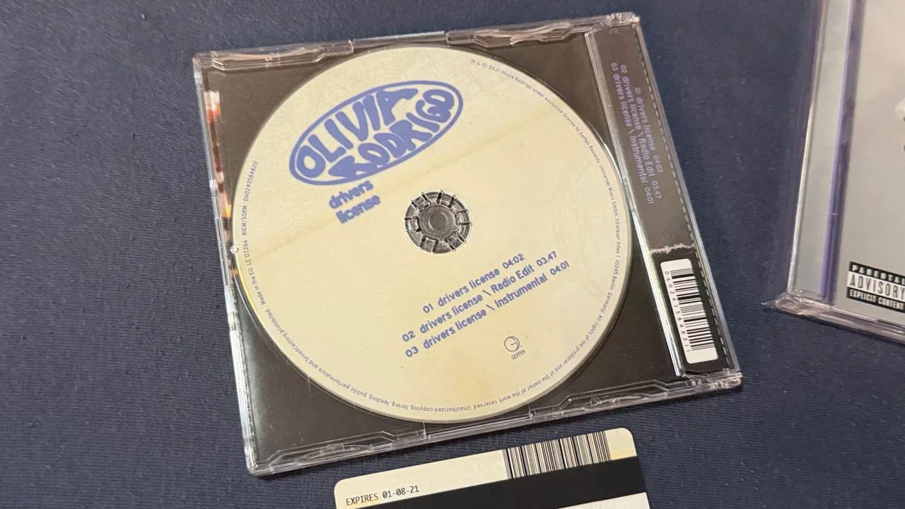 Olivia Rodrigo CDs Singles drivers license e vampire - Foto 4
