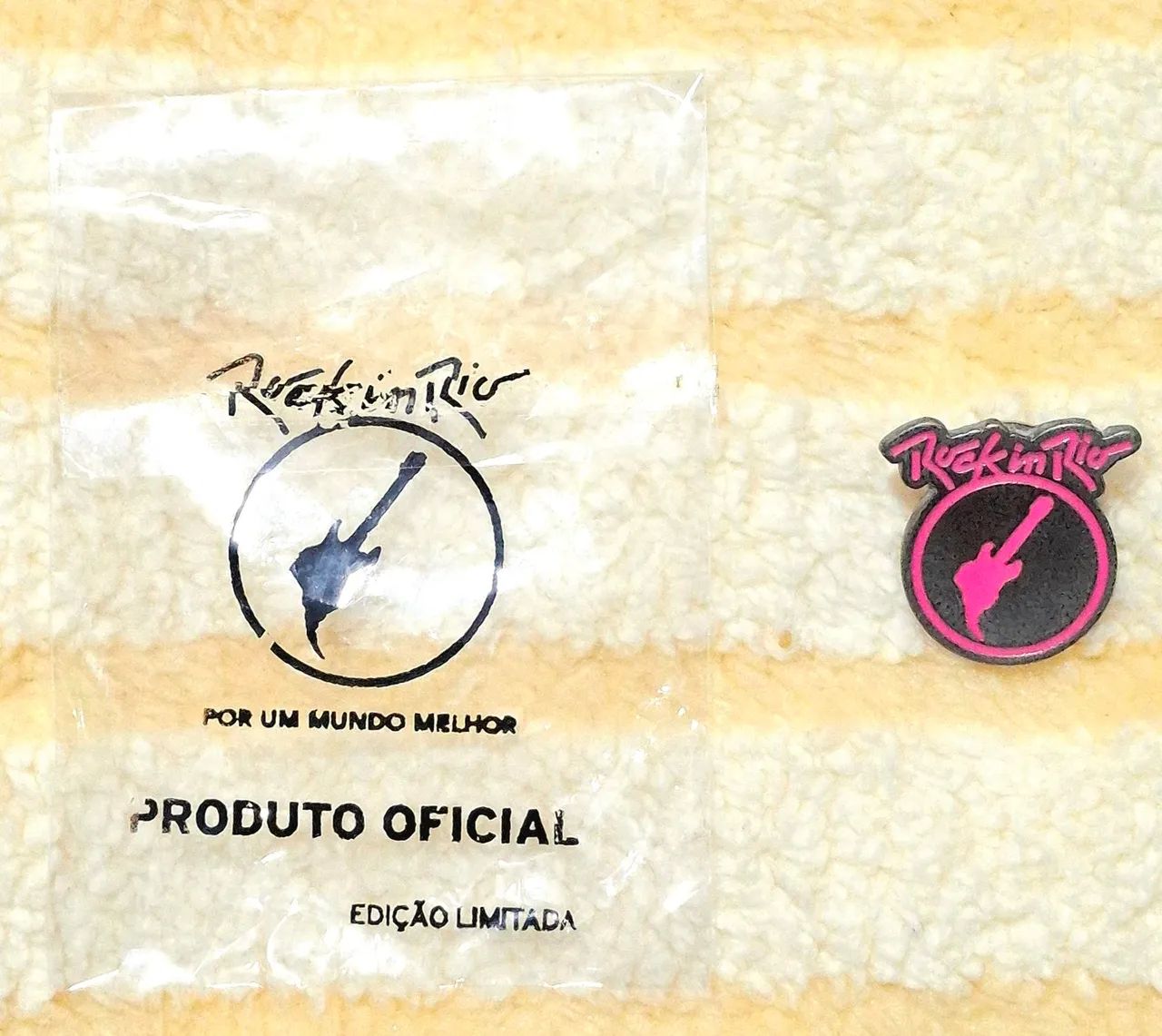 Pin oficial do Rock in Rio 2022 modelo rosa - Foto 2
