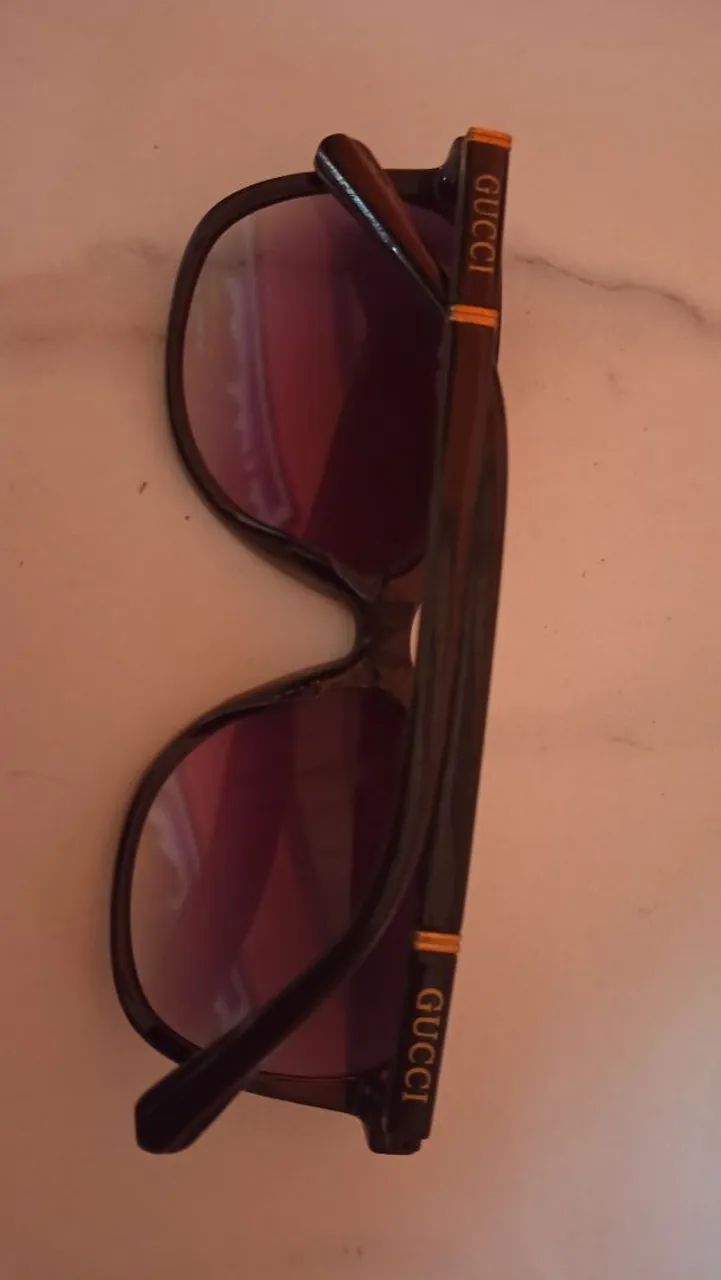 Um óculos ? Gucci 
