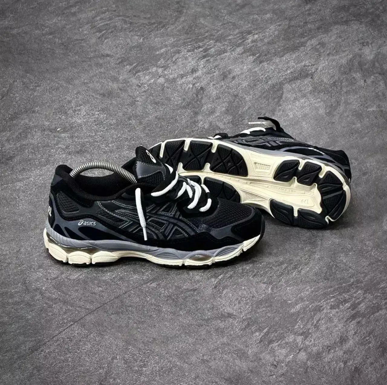 Asics Gel NYC Off Preto e Creme - Foto 2