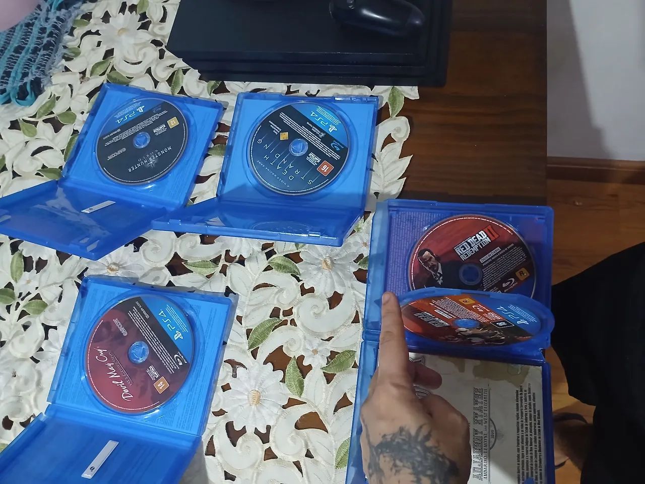 PS4 PRO COM 4 JOGOS  - Foto 5