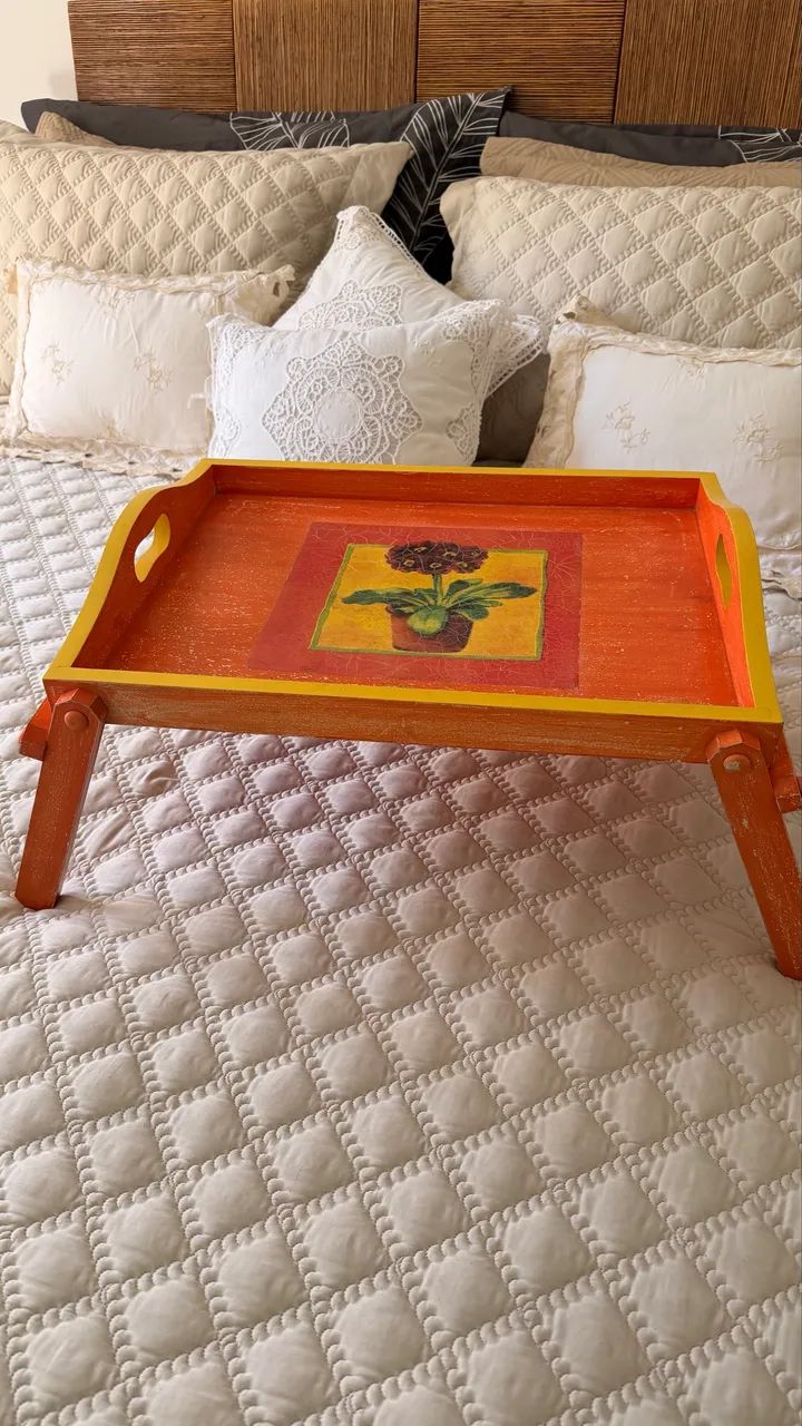 Bandeja de Cama com Alças de Madeira com pintura craquelada