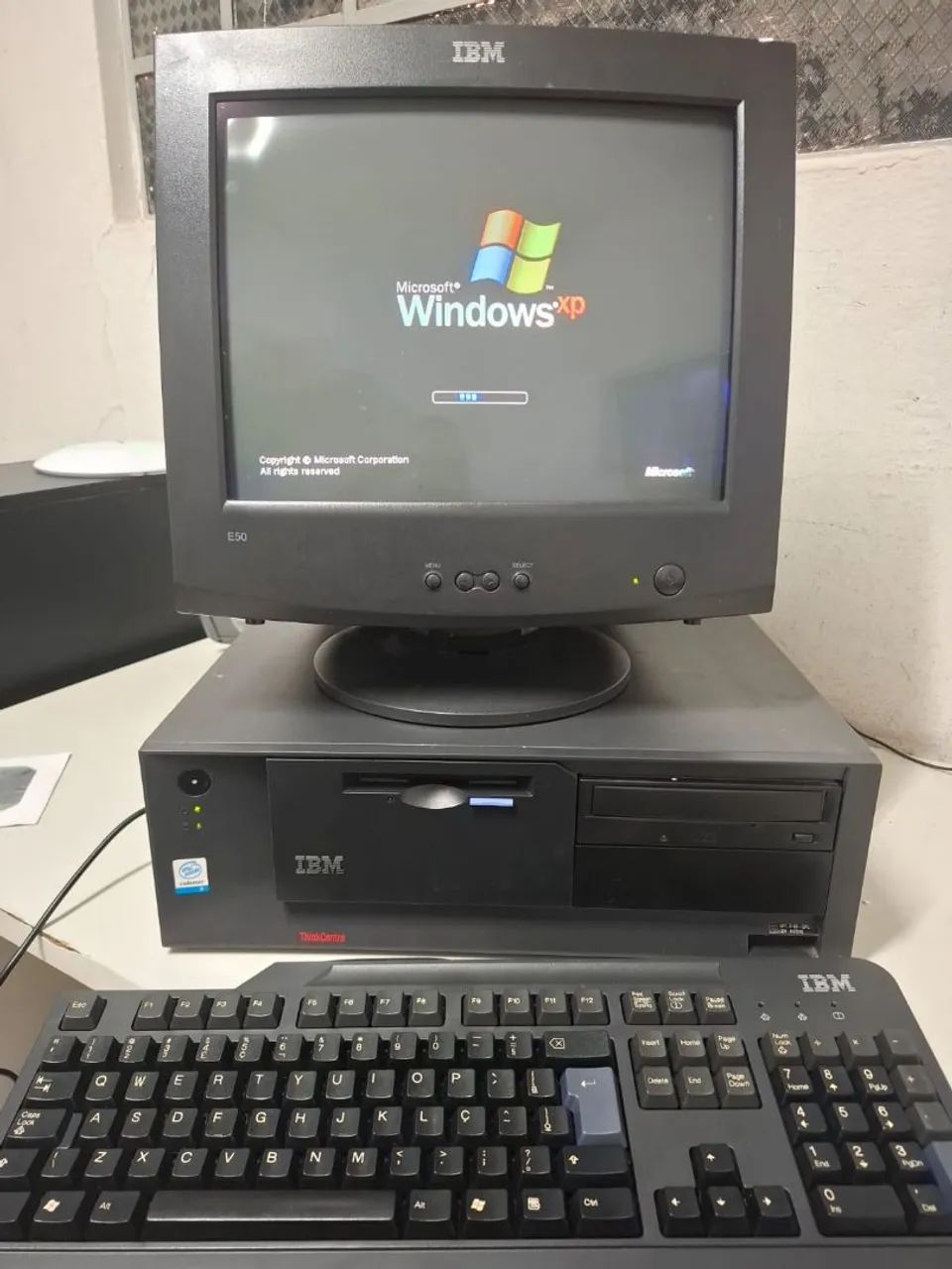 Pc ibm retro , celeron d, vga amd9250 pro 2gb e monitor