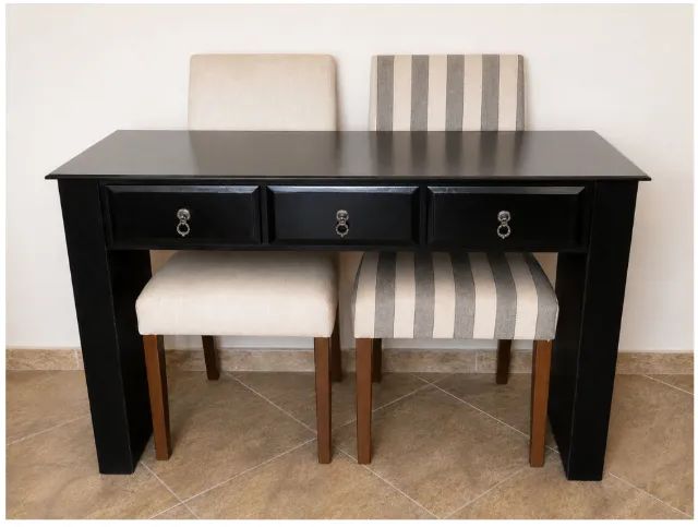 Mesa para atendimento com duas gavetas + duas cadeiras