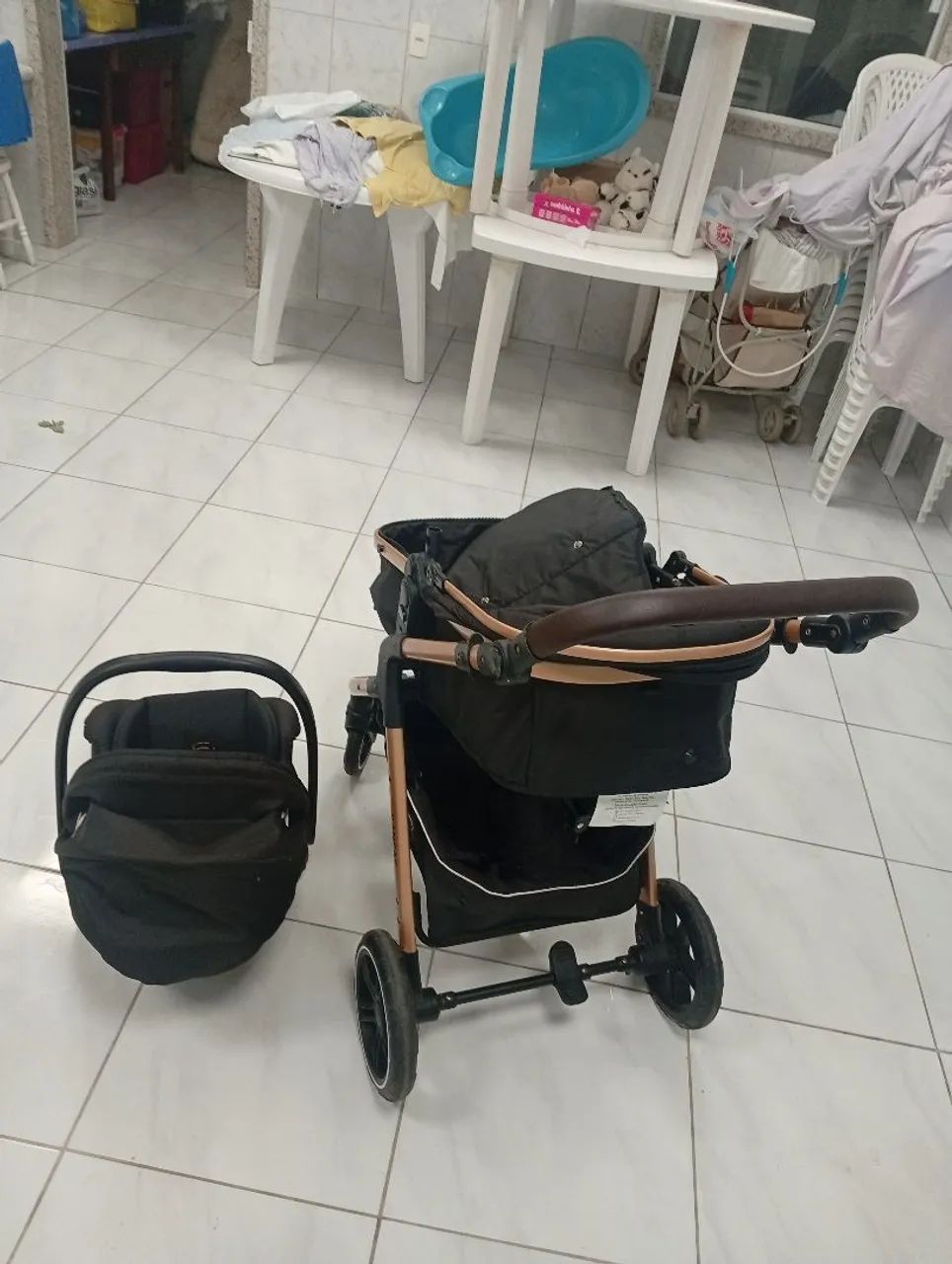Vendo carinho de bebê semi novo, com Moisés, cadeirinha , bebê conforto e suporte do bebê  - Foto 4