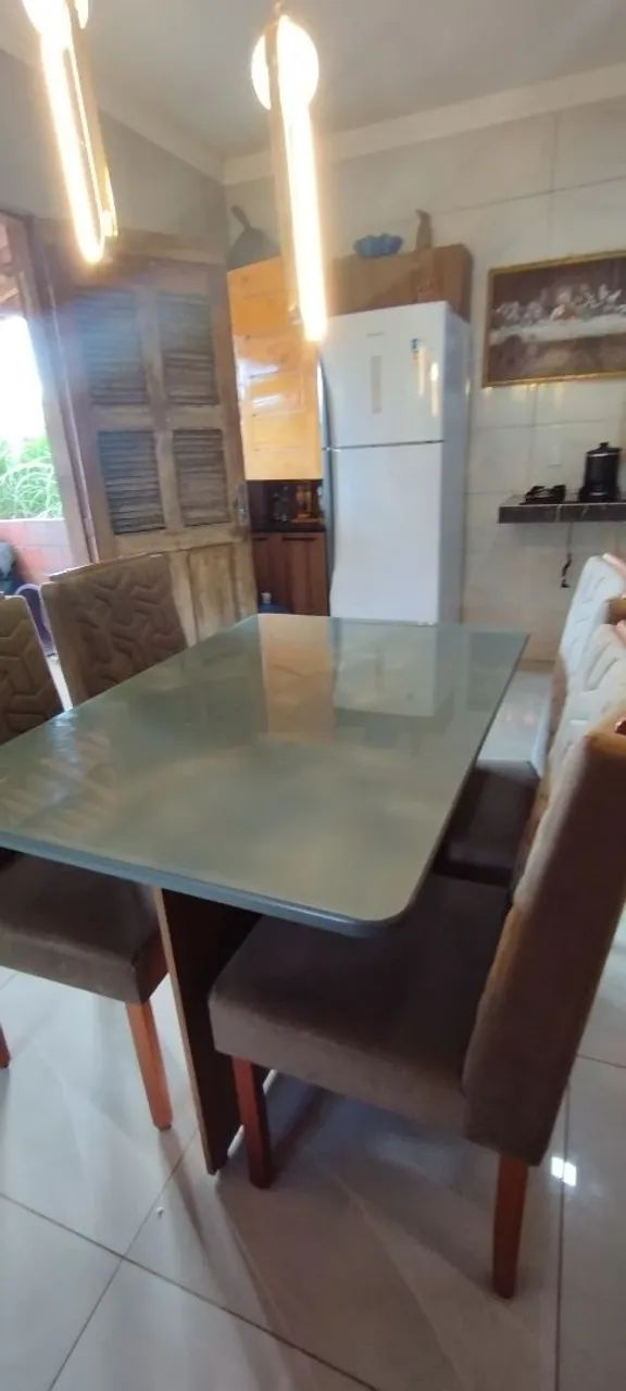 Mesa tapa de vidro com 4 cadeiras semi nova - Foto 2