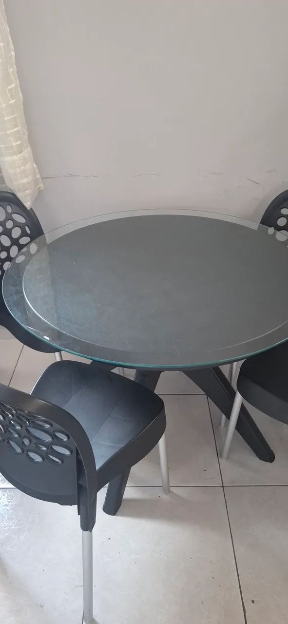 Mesa com tampo de vidro/ 4 cadeiras  - Foto 2