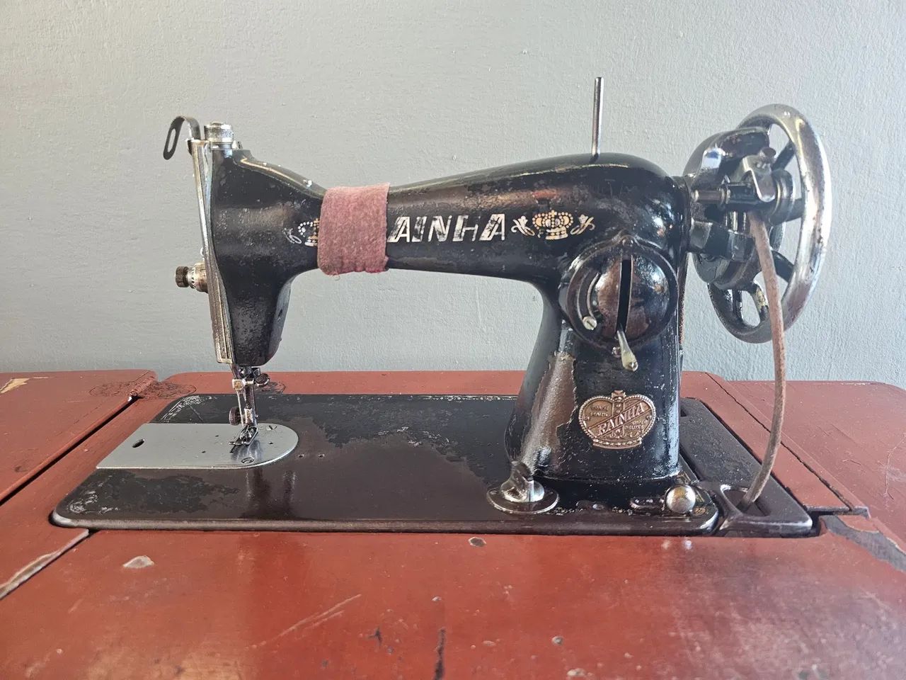 Maquina de Costura Antiga Rainha funcionando tudo/1950 - Foto 3
