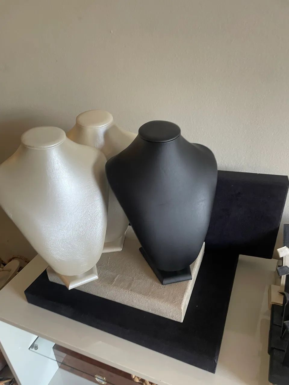Kit Expositores de Colar e Joias - Busto Luxo (Preto e Branco)