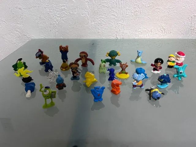 Lote com 28 bonecos  miniaturas colecionaveis - Foto 2