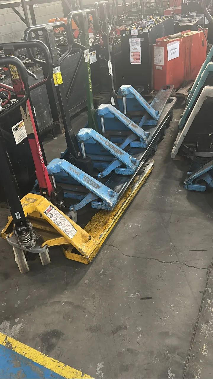 Transpaleteira manual 2.500 kg Paletrans, lote com 30 equipamentos 