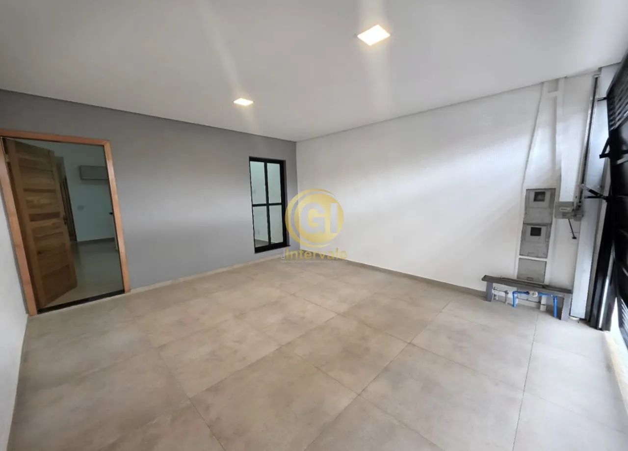 Casa de 3 Quartos (1 Suíte) com Móveis Planejados e 2 Vagas Cobertas.