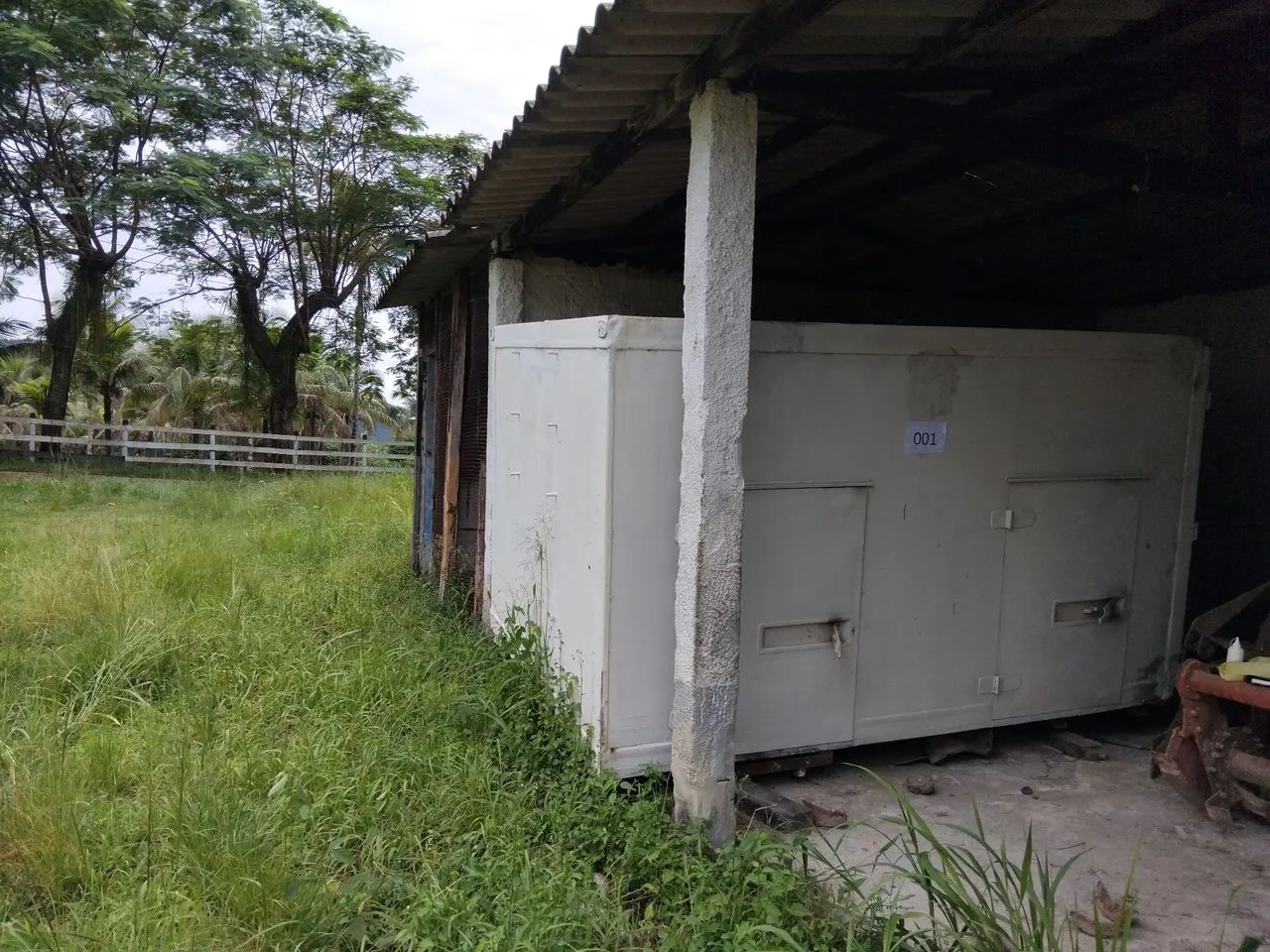 Baú isotermico de fibra de vidro com local para compressor para refrigeração 