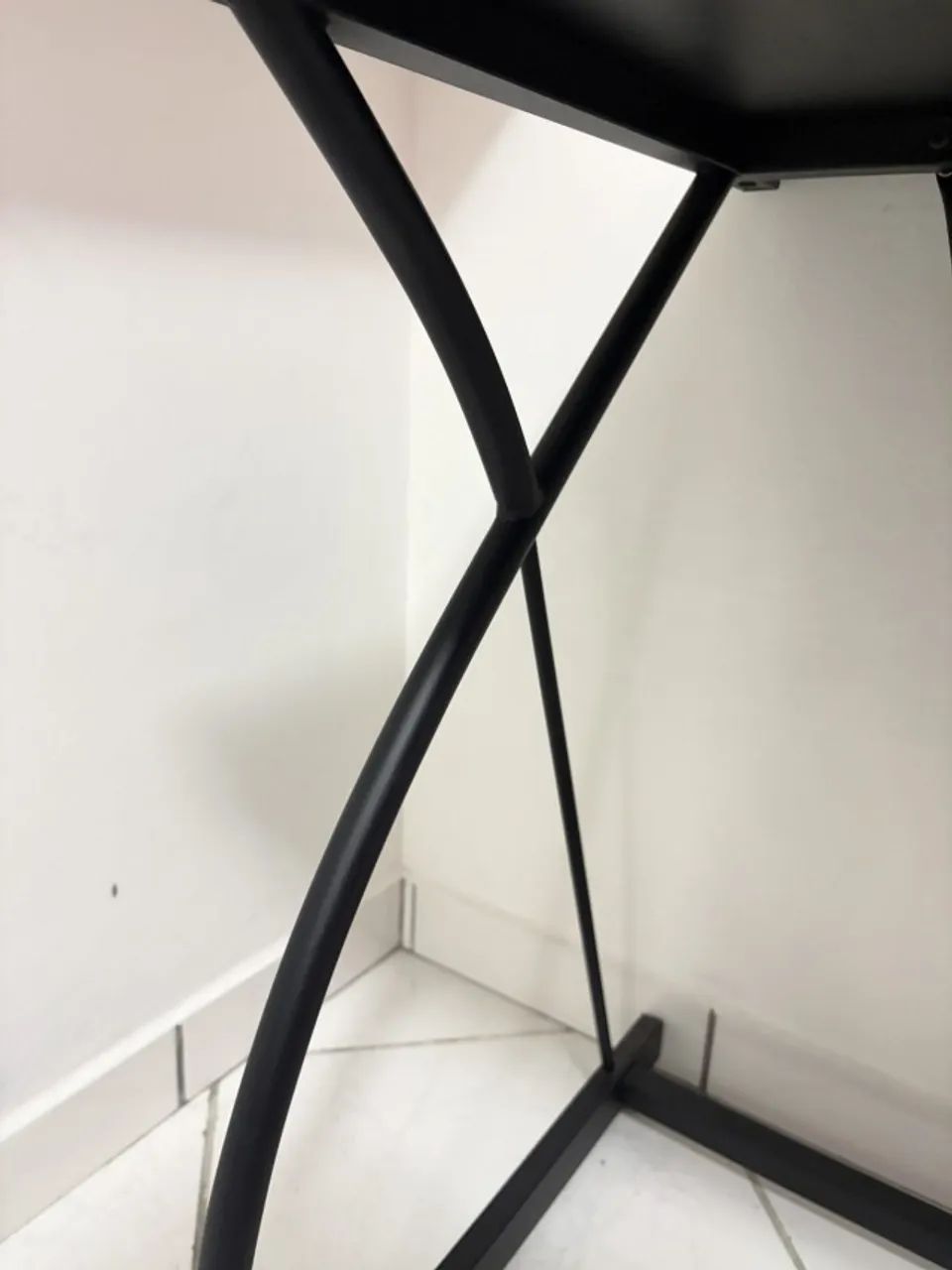 Escrivaninha preta compacta com pés em aço curvo - home office - Foto 5