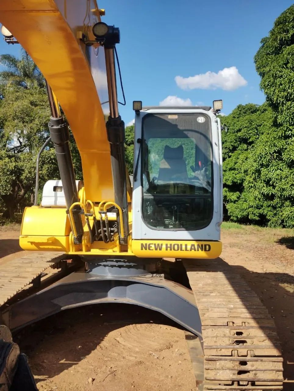 ESCAVADEIRA NEW HOLLAND ANO 2012 EM EXCELENTE ESTADO!