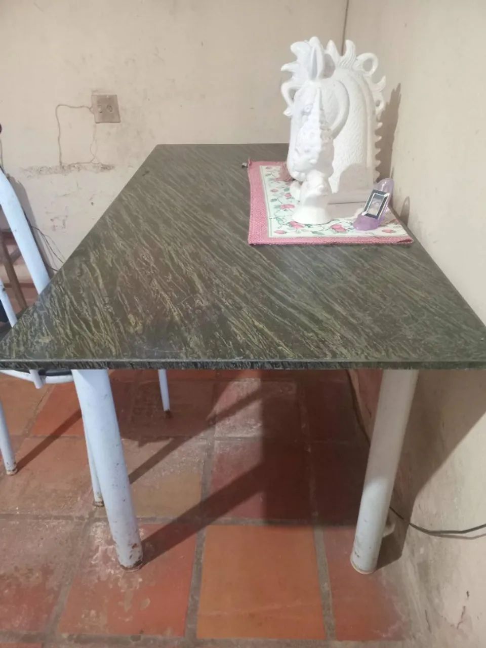 Mesa de jantar com 04 cadeiras em ferro 