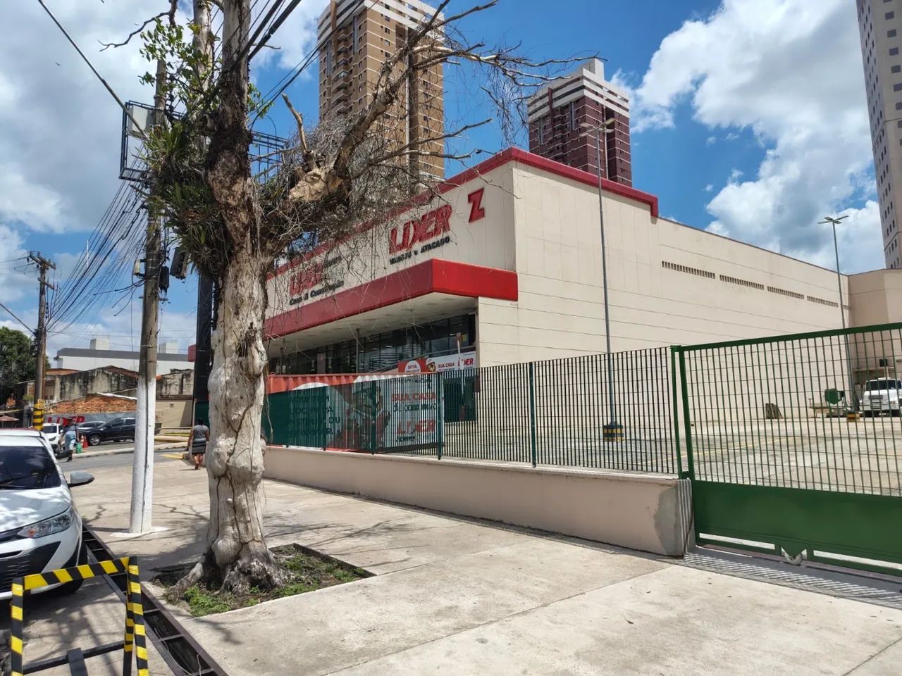 PREDIO COMERCIAL COM AREA DE 224 m2 . Largura media 4,96 m e 45 m de comprimento