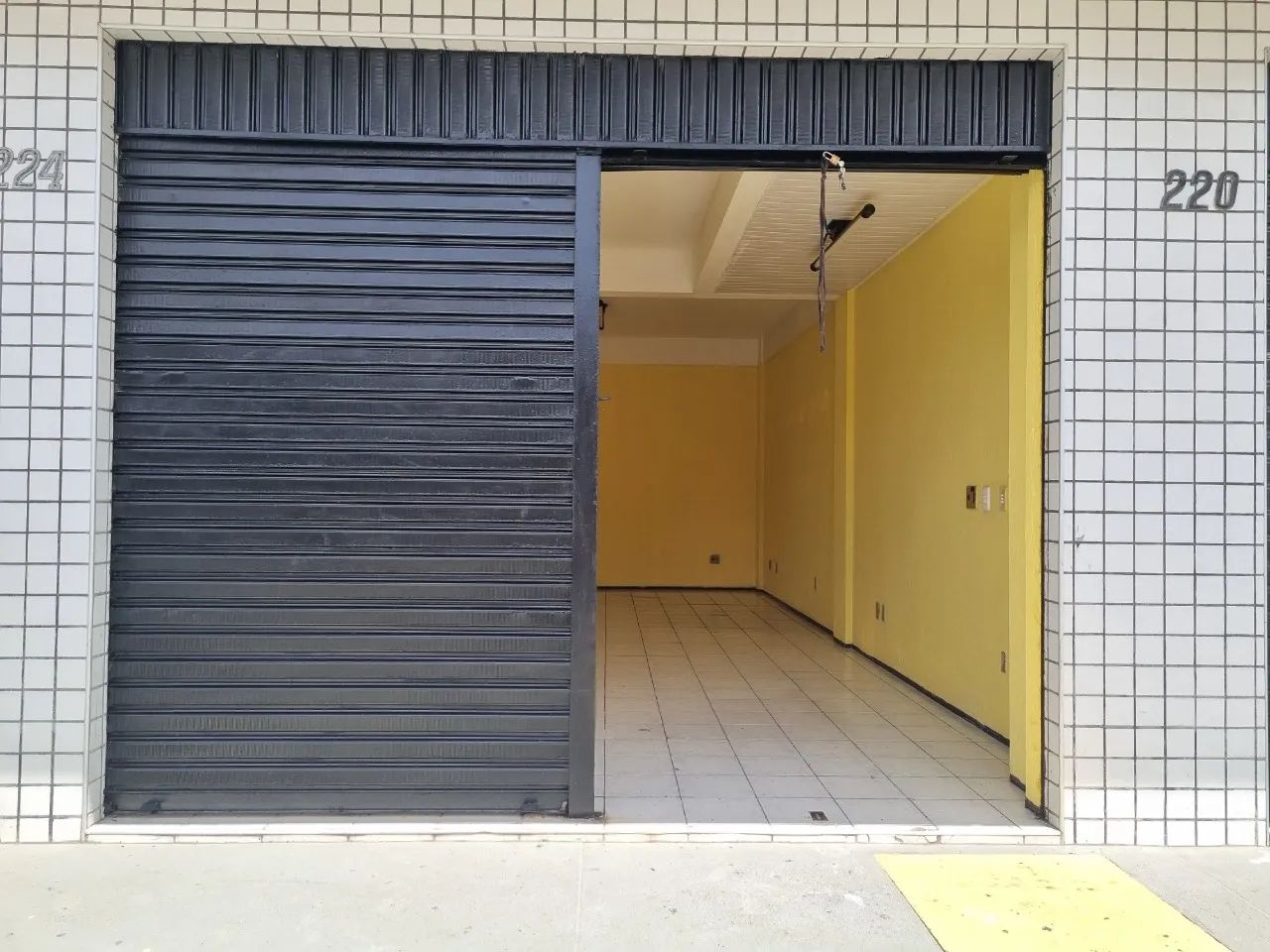 Loja térrea dispõe de banheiro social área 38,85 m² no bairro Pan Americano