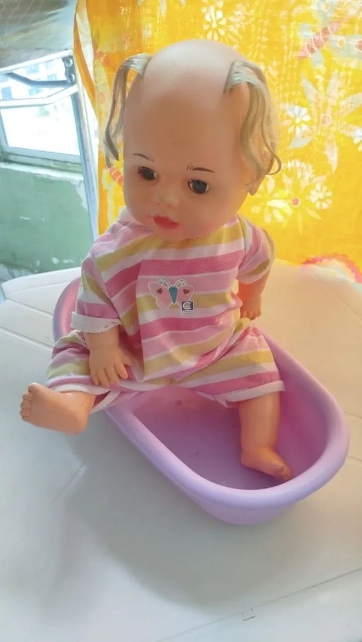 Boneca semi nova ela não e pequena  - Foto 2