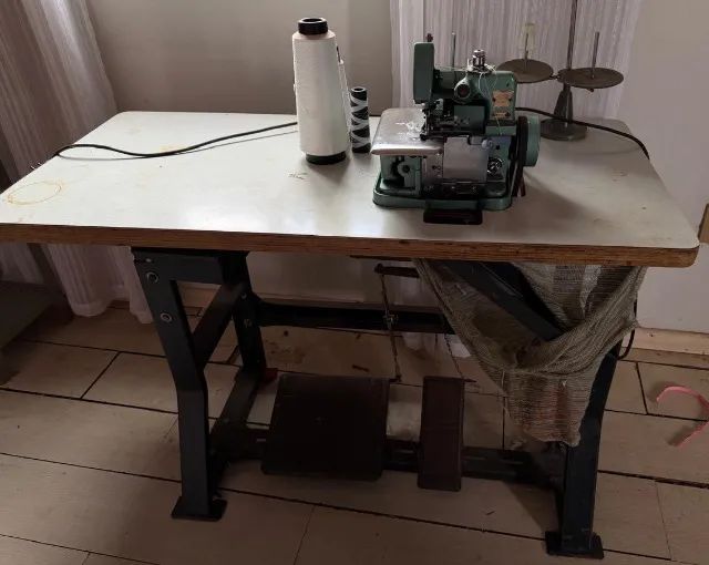 MAQUINA OVERLOCK CHINESINHA COM MESA