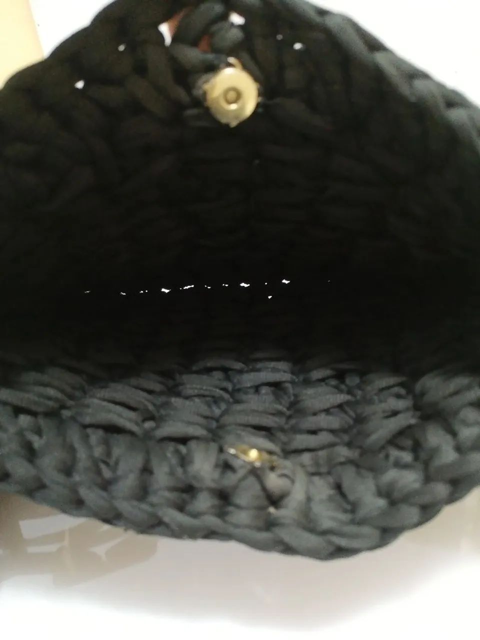Bolsa de ombro preta de crochê  - Foto 4