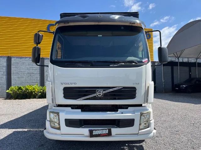 VOLVO VM 260 2010 Baú - Foto 2