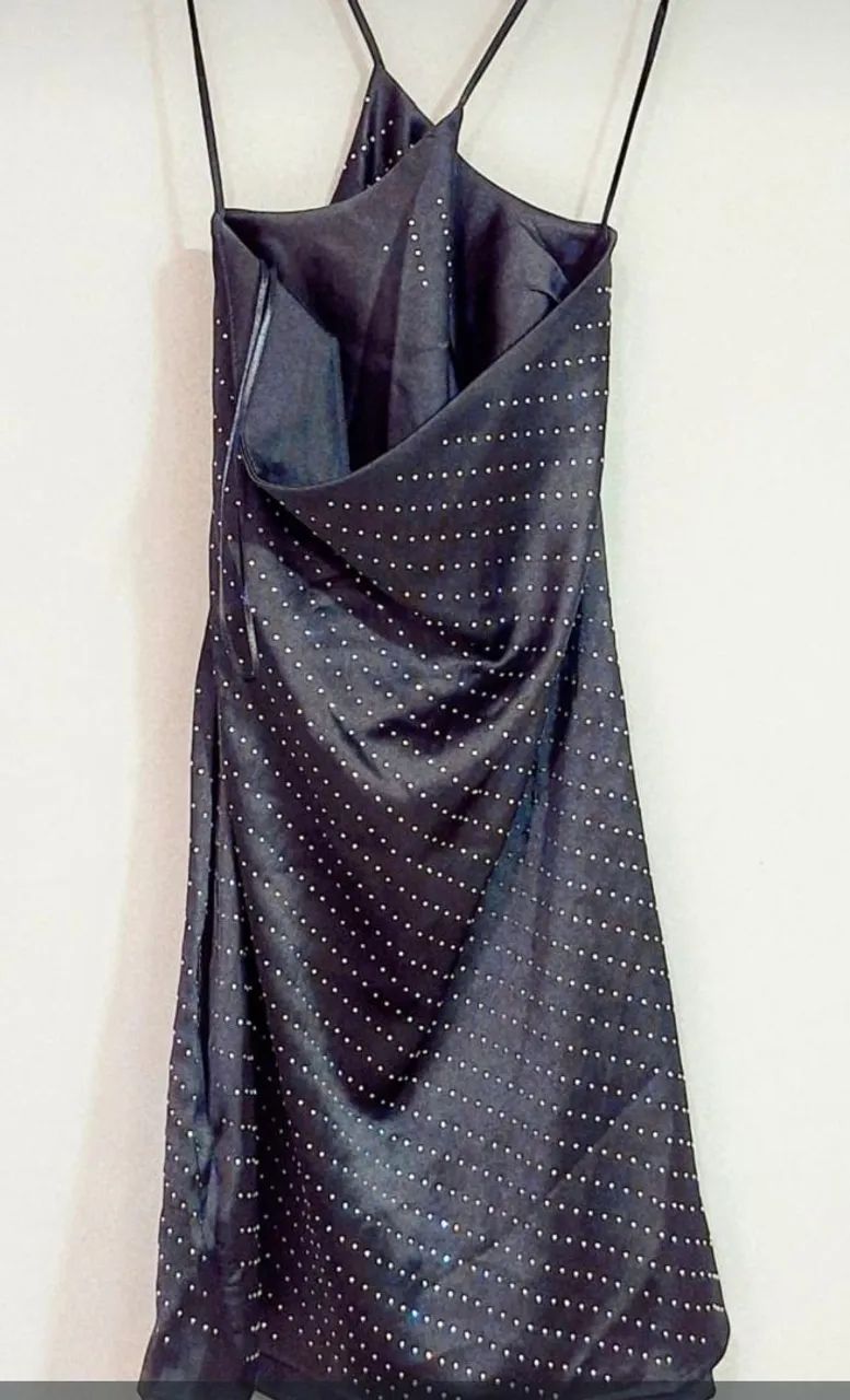 Vestido preto cetim com stras - Foto 2