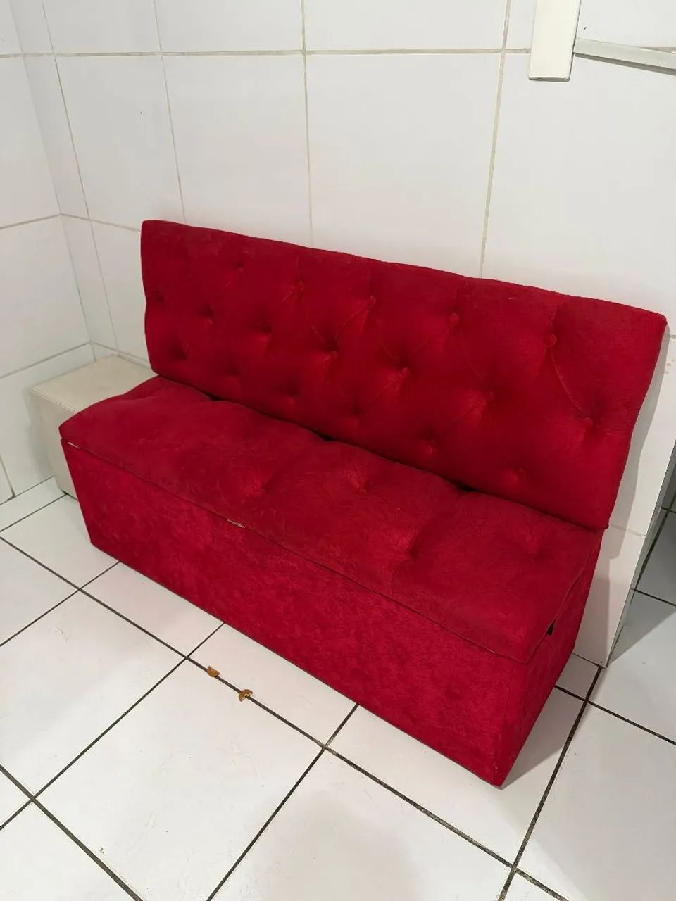 SOFÁ BAÚ VERMELHO COM ENCOSTO - ESTADO DE NOVO!