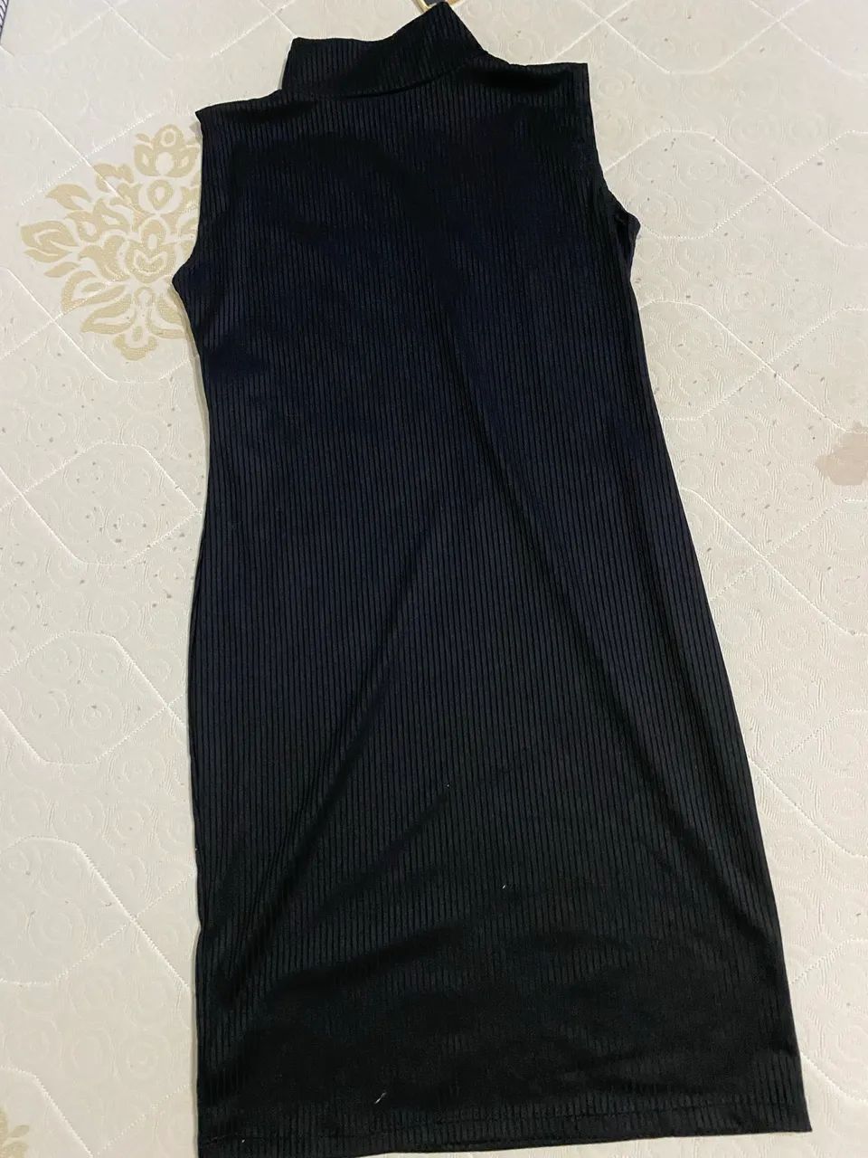 Vestido curto tubinho preto gola alta