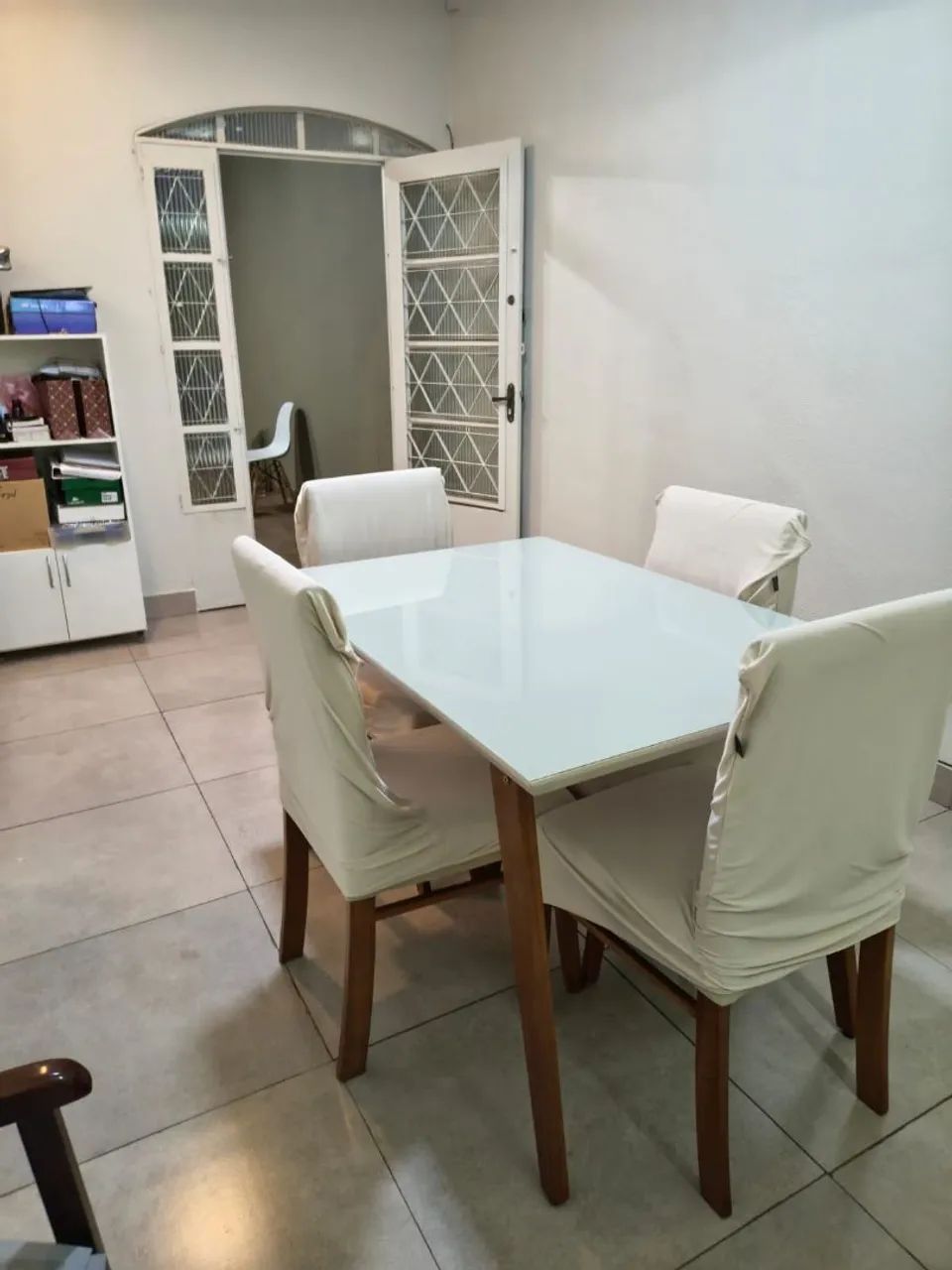 MESA COM 4 CADEIRAS 