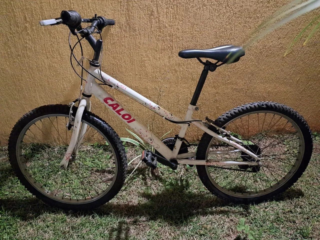 Bike Cecí branca aro 24  com marchas - Foto 2