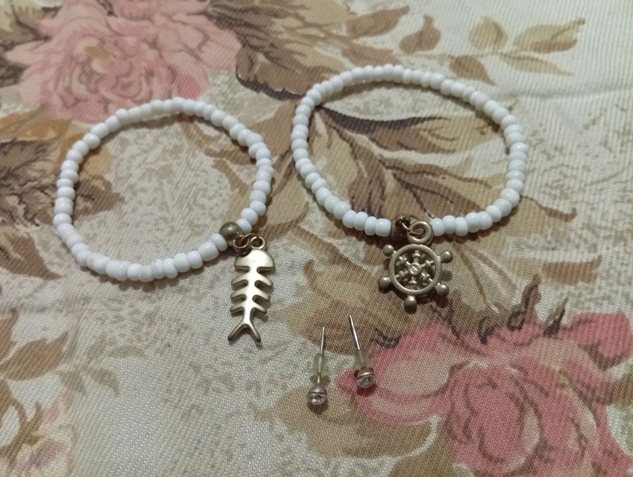 Kit Acessórios: Pulseiras de Miçangas com Pingentes + Brincos Ponto de Luz - Foto 2
