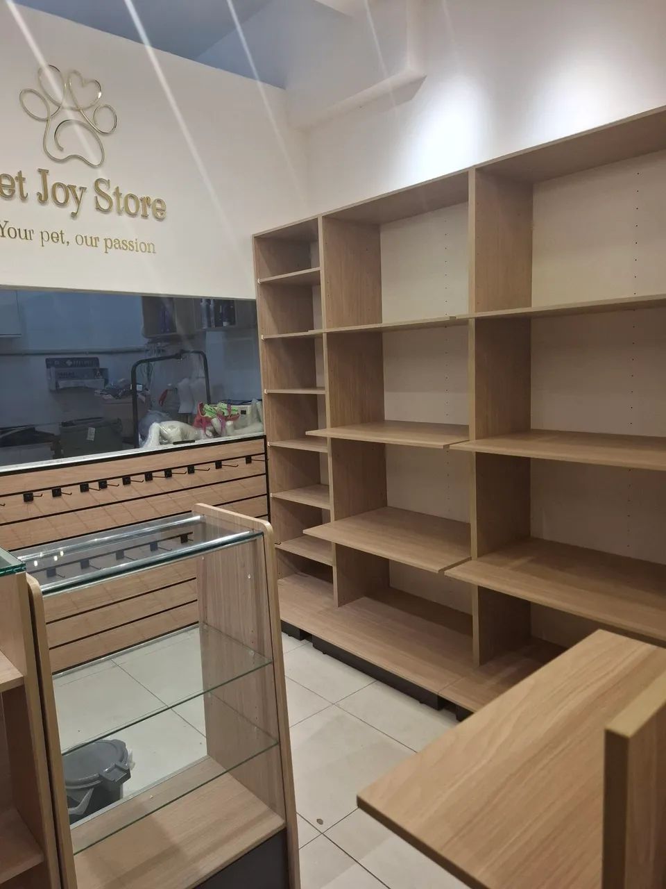 Armários expositores para loja |MDF| Ideal para Petshops,  Boutique e Comércio  - Foto 4