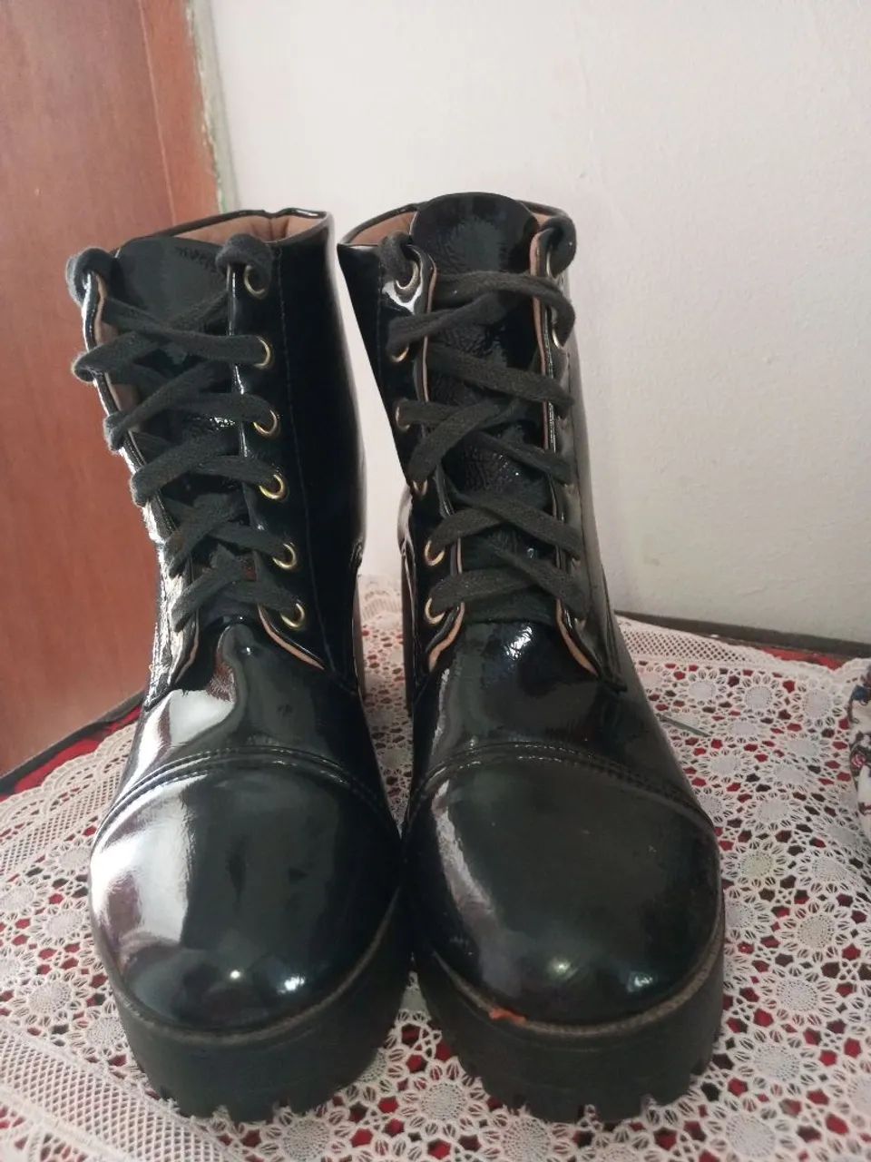 Bota preta de verniz com plataforma  - Foto 2