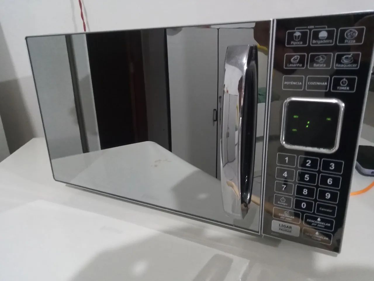 Vendo um microondas Philco PME25 espelhado, 20 litros 