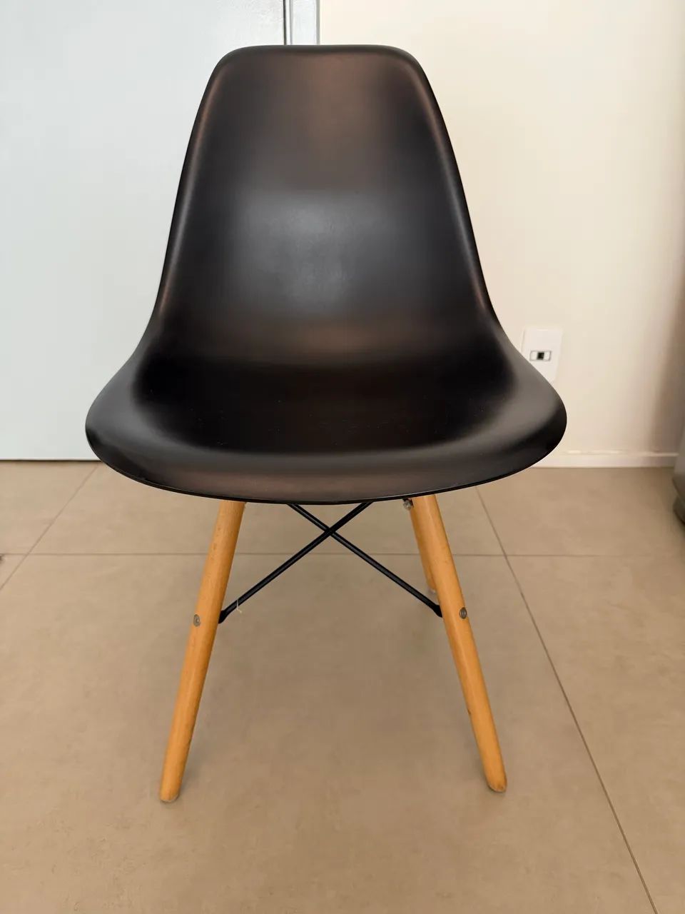 Cadeira Modelo Charles Eames (Preta)