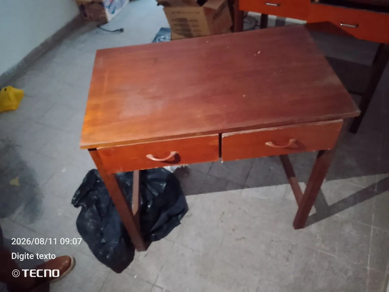 2 mesinhas com gavetas em madeira 