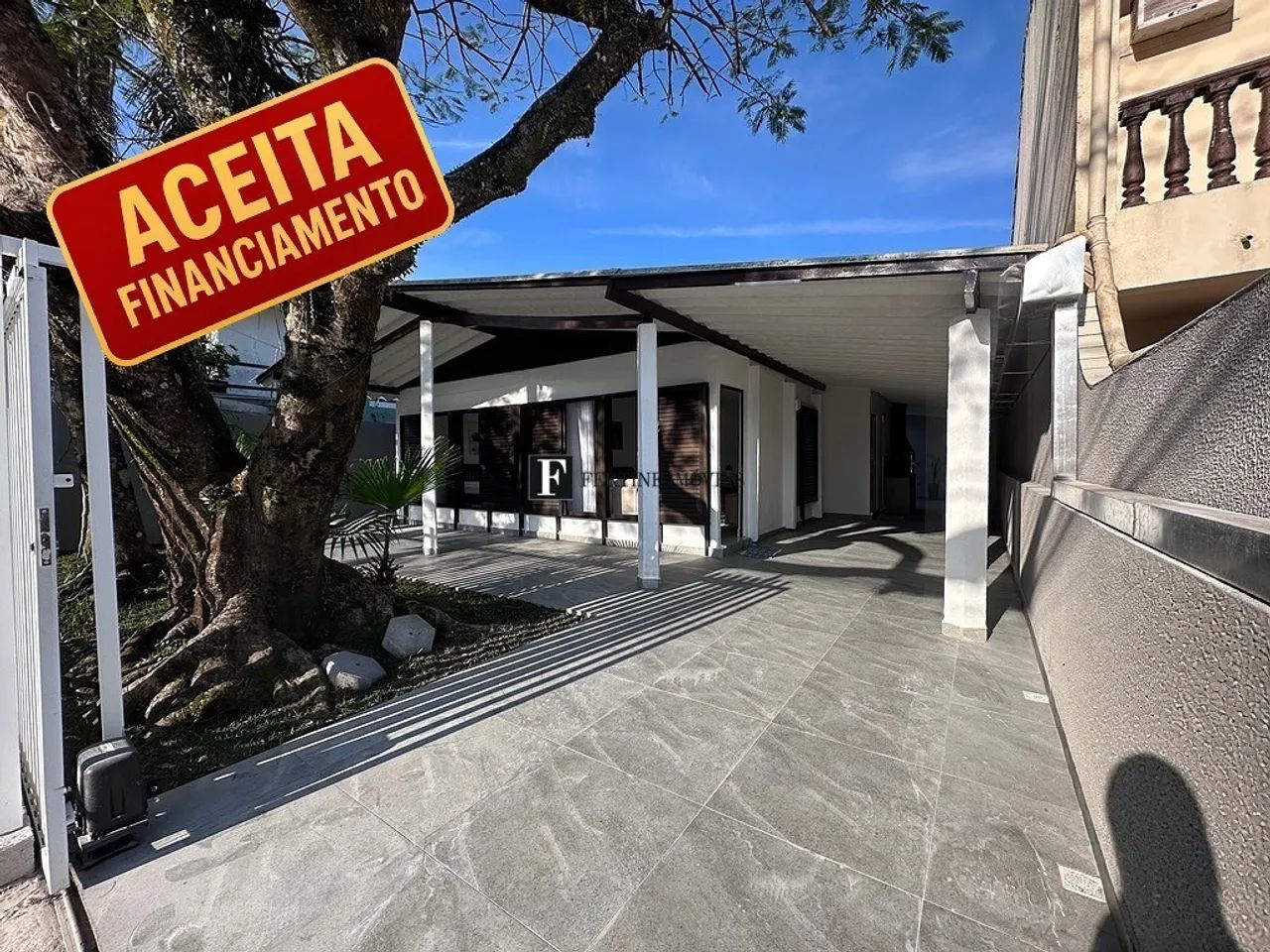 Casa com piscina e 03 quartos em Praia de Leste
