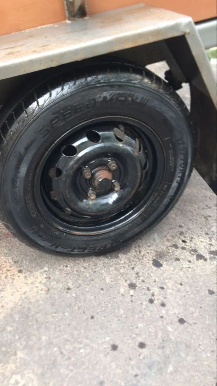 Vendo reboque semi novo emplacado - Foto 2