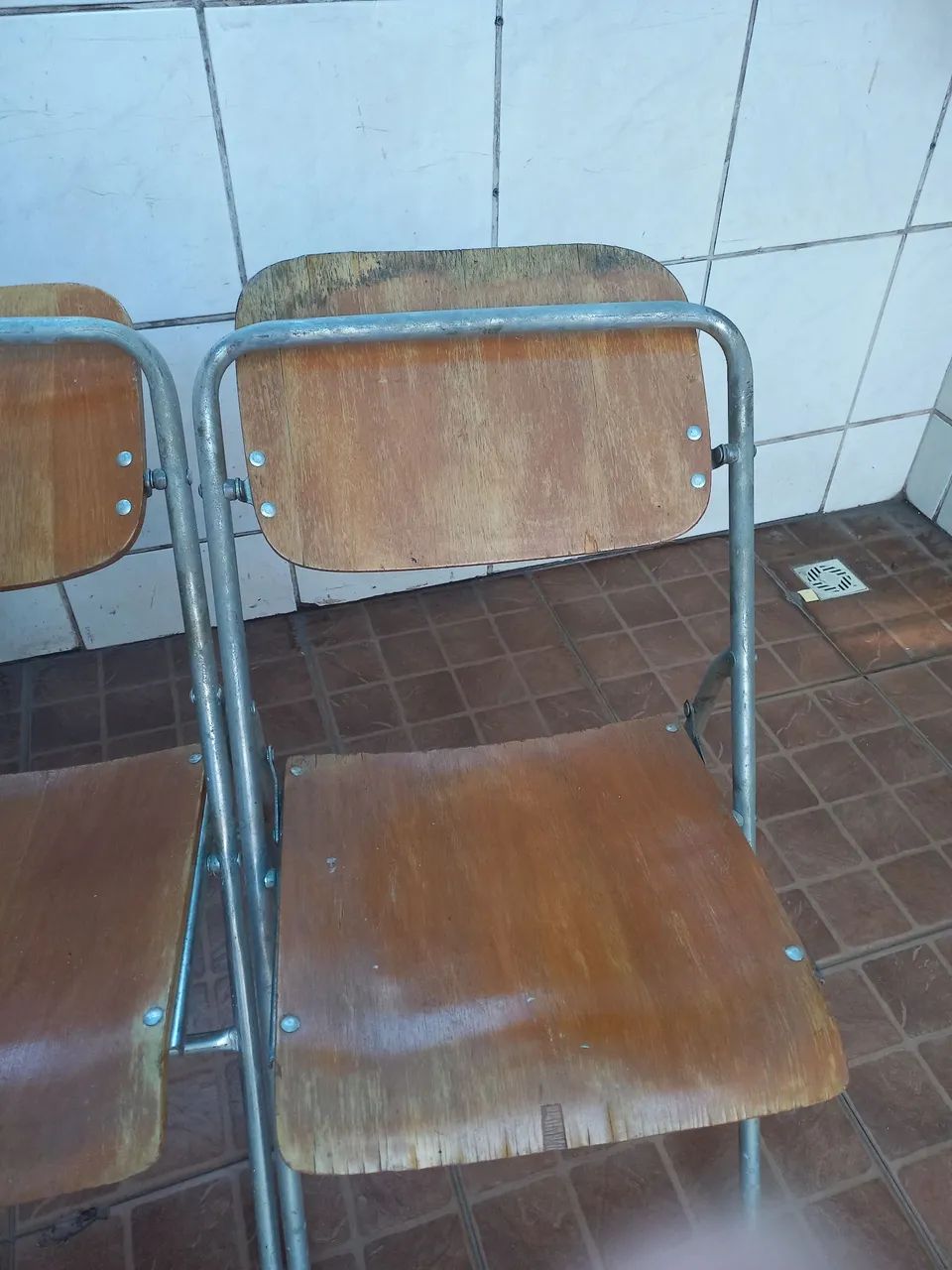 Vendo cadeira usada de madeira  - Foto 4