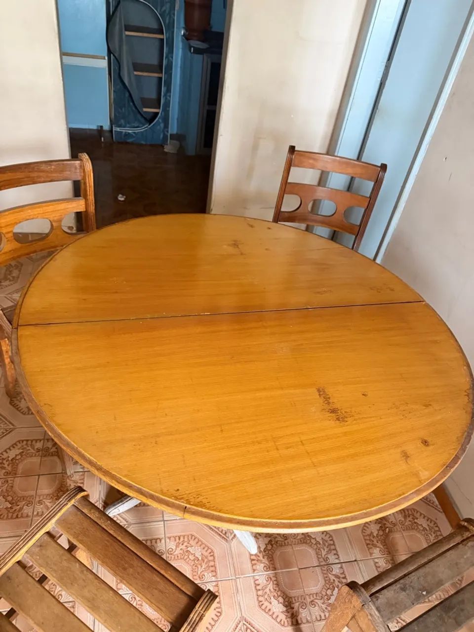 Mesa de madeira com 4 cadeiras - Foto 2