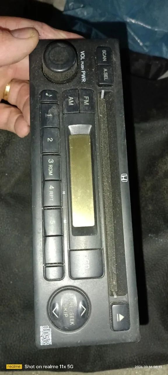 Rádio de carro antigo da Honda. - Foto 4