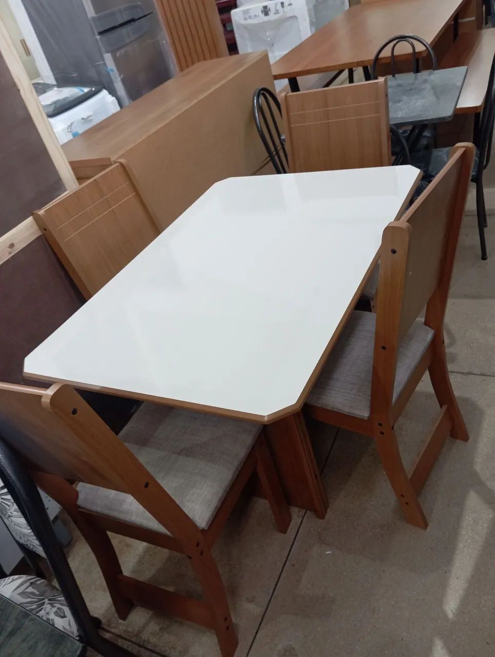 Mesa nova 4 cadeiras 