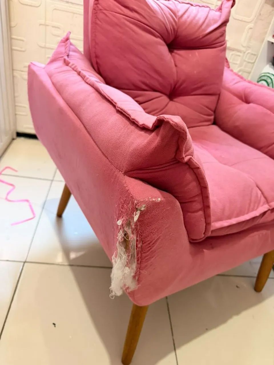 Poltrona rosa acolchoada - Foto 4