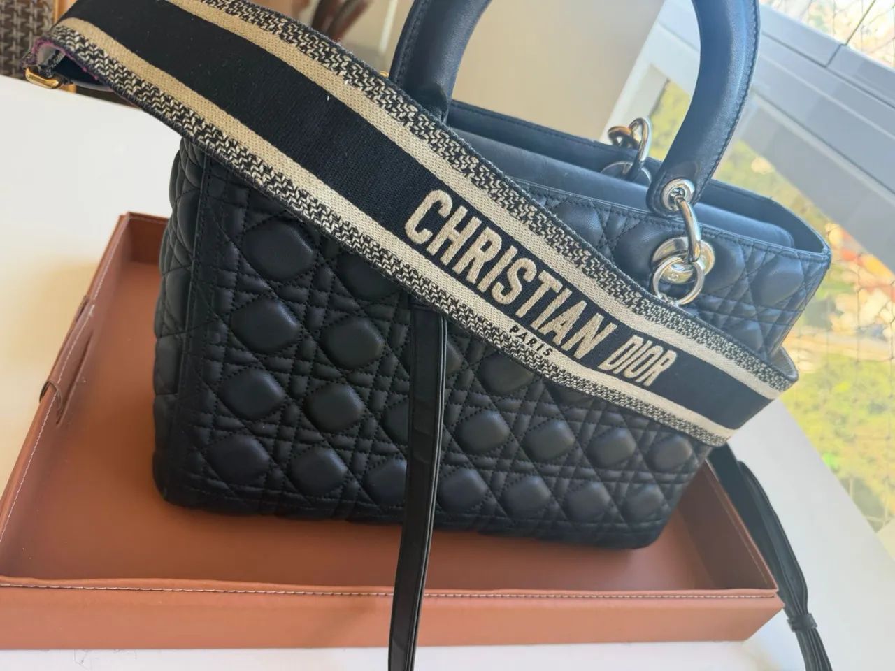 Bolsa Inspiração Lady  Dior! preta com 3 alças! Novinha com plástico nas ferragens ! - Foto 4