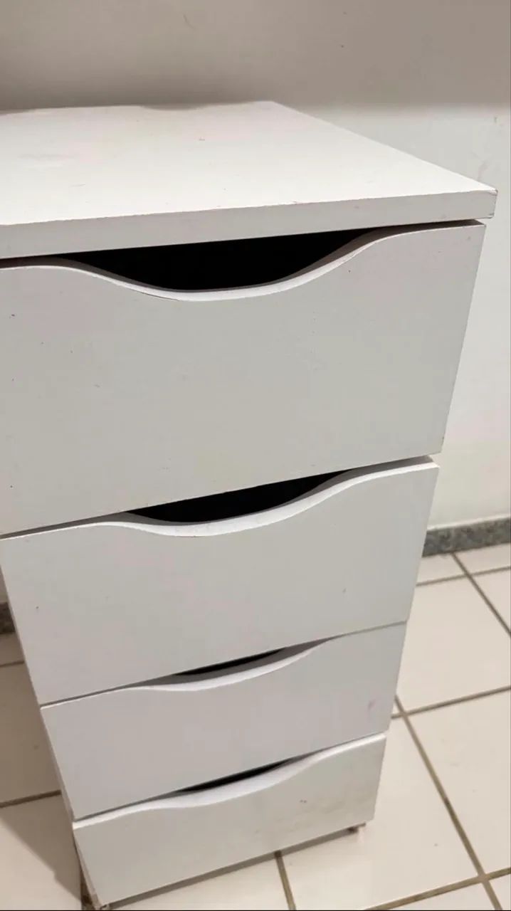 Móvel com 4 gavetas 