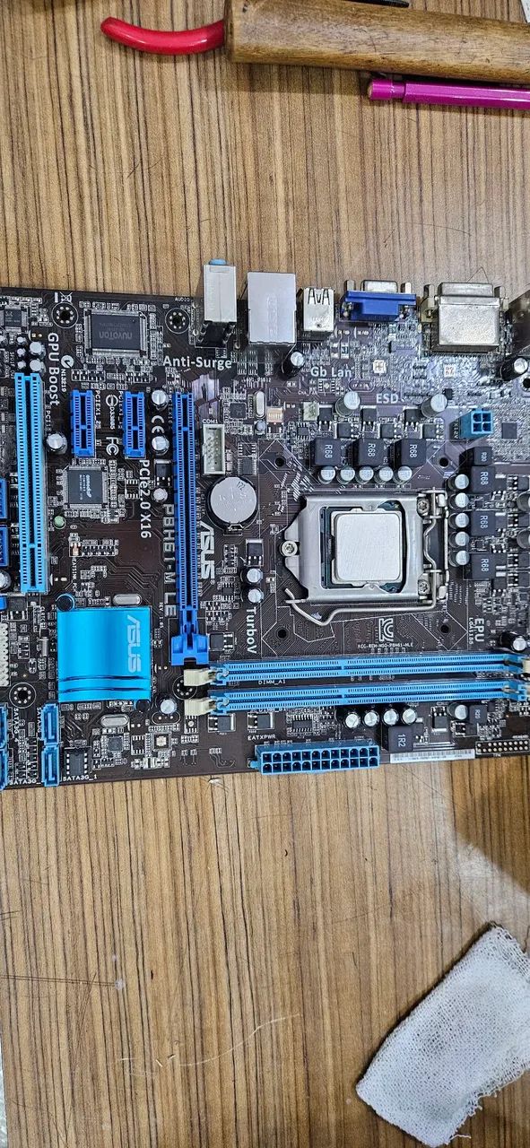 Placa-mãe ASUS modelo P8H61-M LE, com processador Intel Core i3-2130 segunda geração 