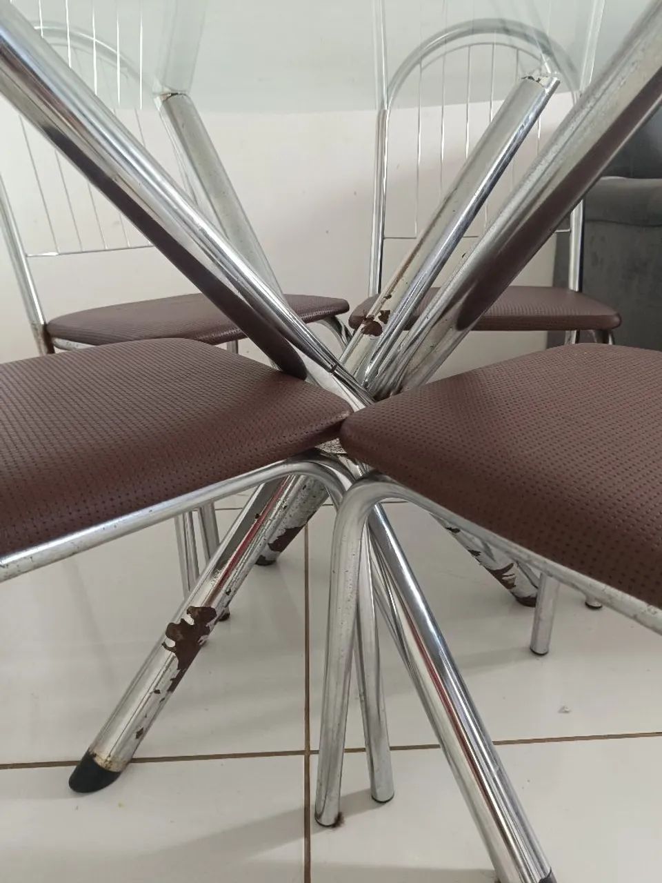 Mesa de vidro com 4 cadeiras  - Foto 2