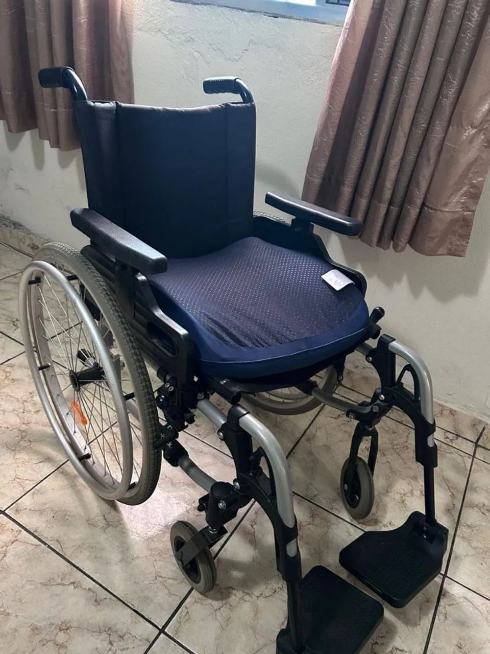 Cadeira de rodas com almofada anatômica  - Foto 3